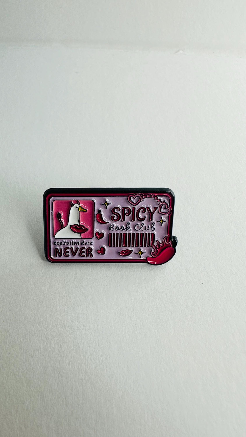 Spicy Book Club Enamel Pin – “I Like My Books Extra Spicy” Reading Humor Brooch – Book Lover Lapel Badge – Booktok Reader Gift