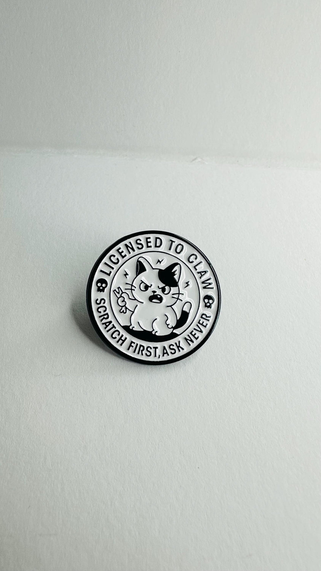 Funny Round Cat Enamel Pin – “Peace Was Never An Option” Meme Badge – Cute White Kitty with Knife Lapel Brooch for Backpack Jacket Gift