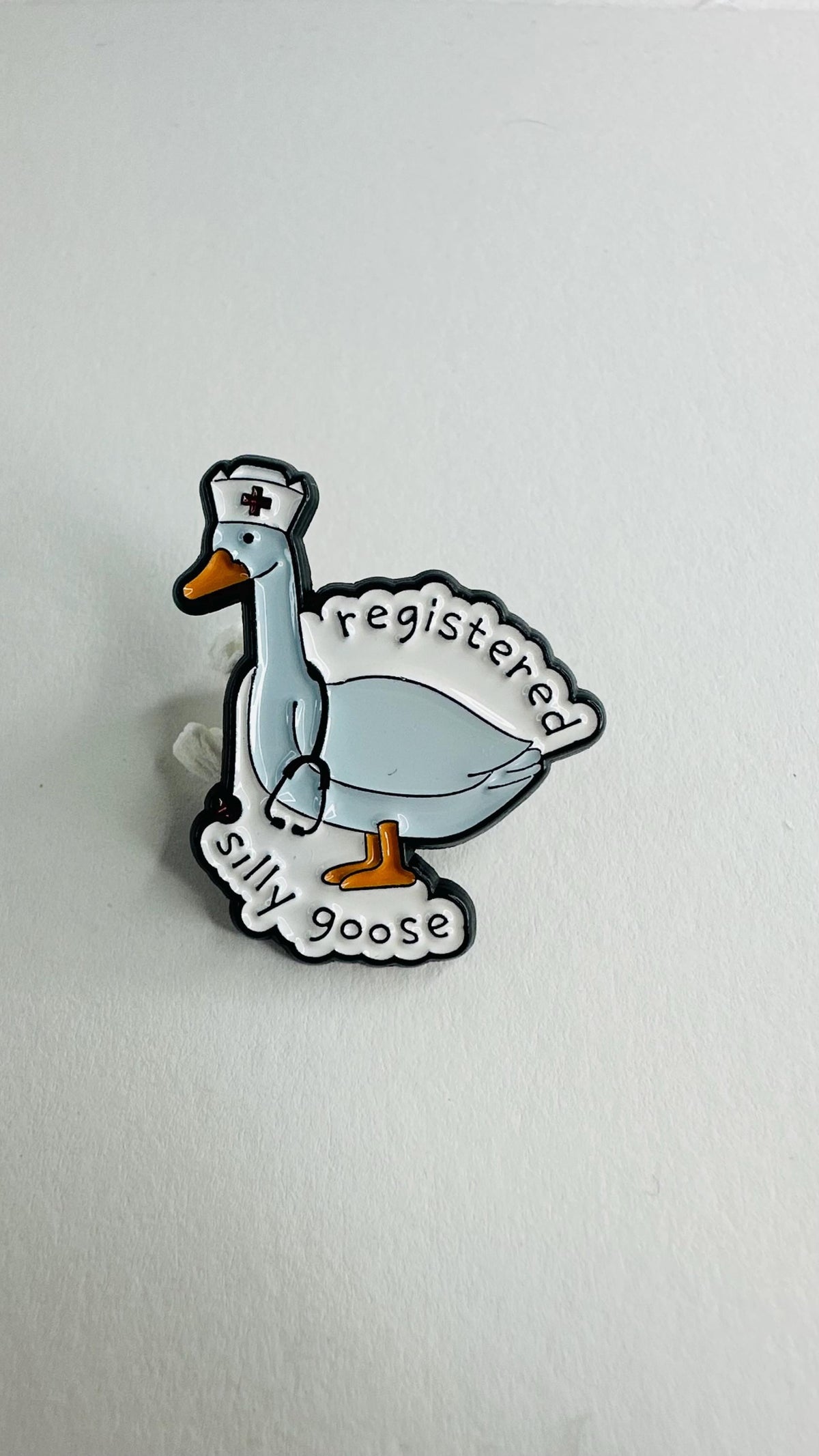 Registered Nurse Silly Goose Enamel Pin – Funny Cartoon Medical Goose Brooch – Cute Nurse Lapel Badge Jewelry Gift for Nurses