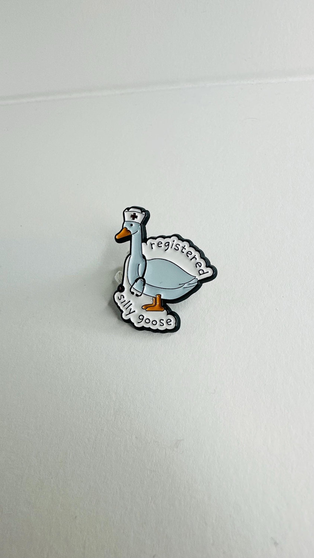 Registered Nurse Silly Goose Enamel Pin – Funny Cartoon Medical Goose Brooch – Cute Nurse Lapel Badge Jewelry Gift for Nurses