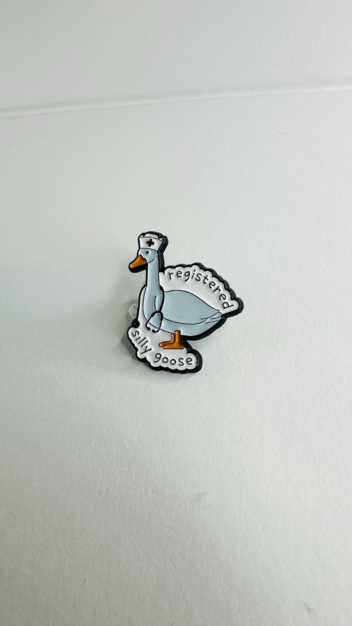 Registered Nurse Silly Goose Enamel Pin – Funny Cartoon Medical Goose Brooch – Cute Nurse Lapel Badge Jewelry Gift for Nurses
