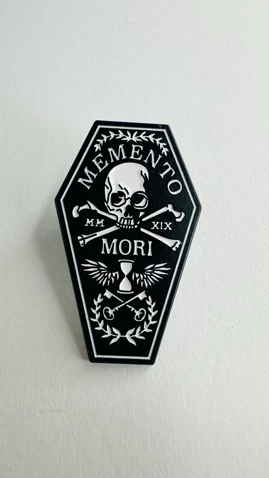 Memento Mori Enamel Pin Recuerda Tu Muerte Quote Brooch Skull and Coffin Lapel Badge Jewelry