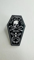 Memento Mori Enamel Pin Recuerda Tu Muerte Quote Brooch Skull and Coffin Lapel Badge Jewelry