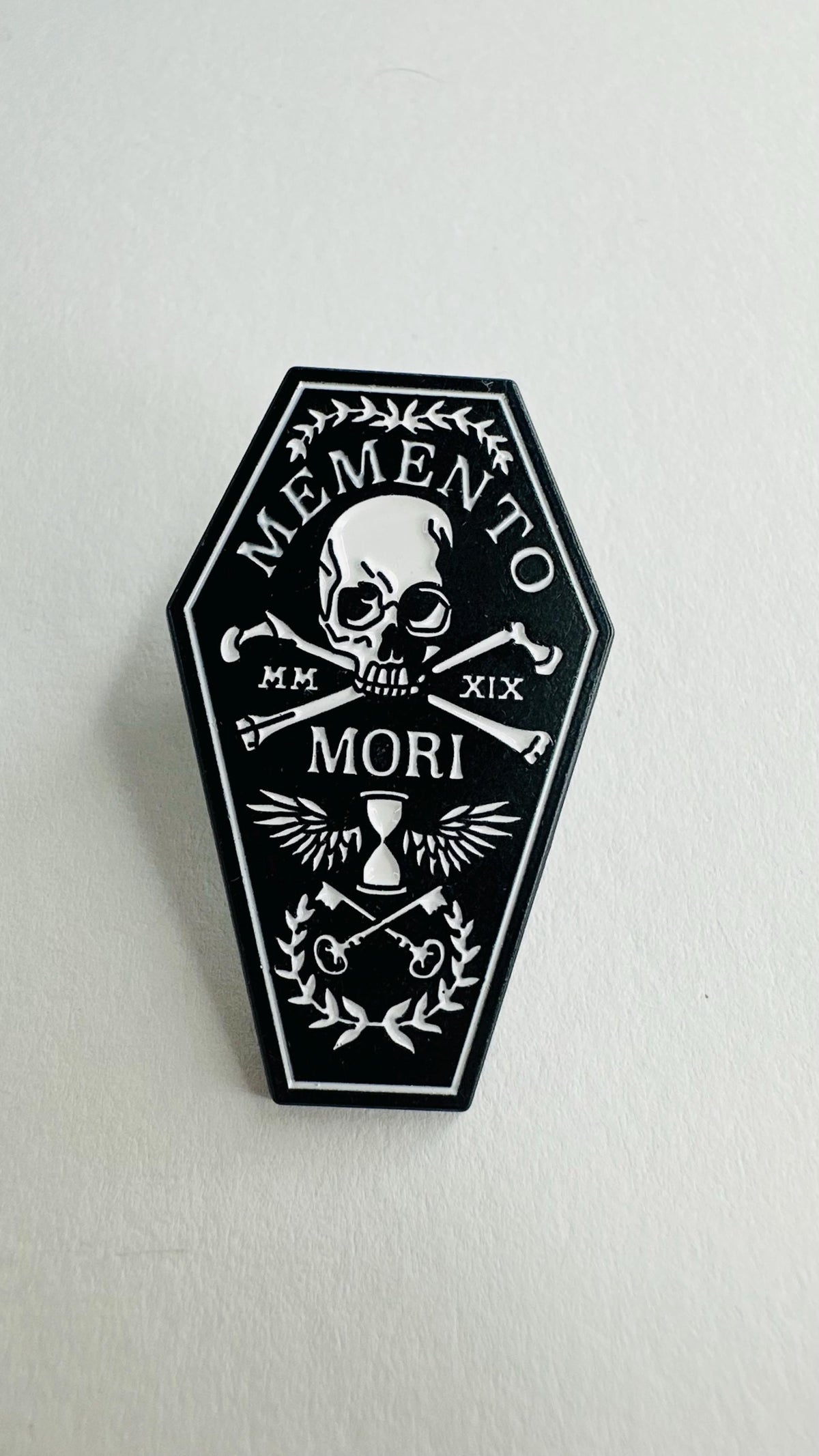 Memento Mori Enamel Pin Recuerda Tu Muerte Quote Brooch Skull and Coffin Lapel Badge Jewelry