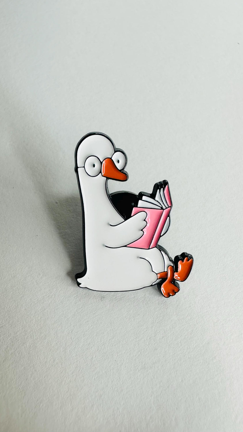 Reading Duck Enamel Pin – Cute Book Lover Duck with Glasses Brooch – Cozy Bookworm Lapel Badge – Reader Backpack & Bookstore Gift