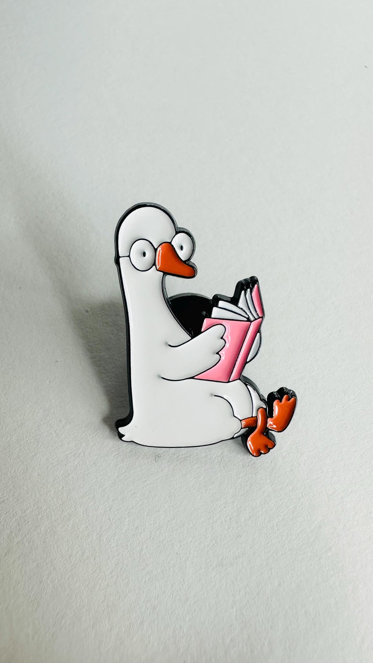 Reading Duck Enamel Pin – Cute Book Lover Duck with Glasses Brooch – Cozy Bookworm Lapel Badge – Reader Backpack & Bookstore Gift