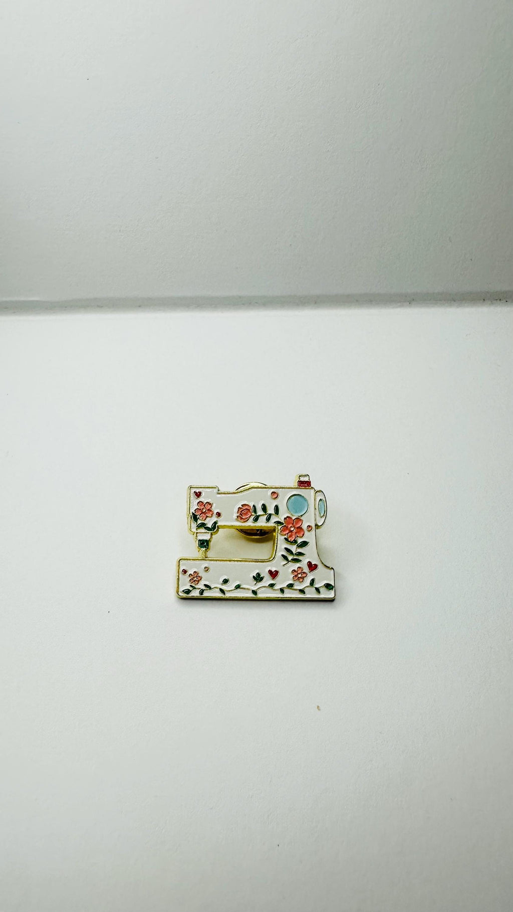 Floral Sewing Machine Enamel Pin Seamstress Gift Tailor Brooch Quilting Lover Badge Sewing Lover Lapel Pin Craft Jewelry