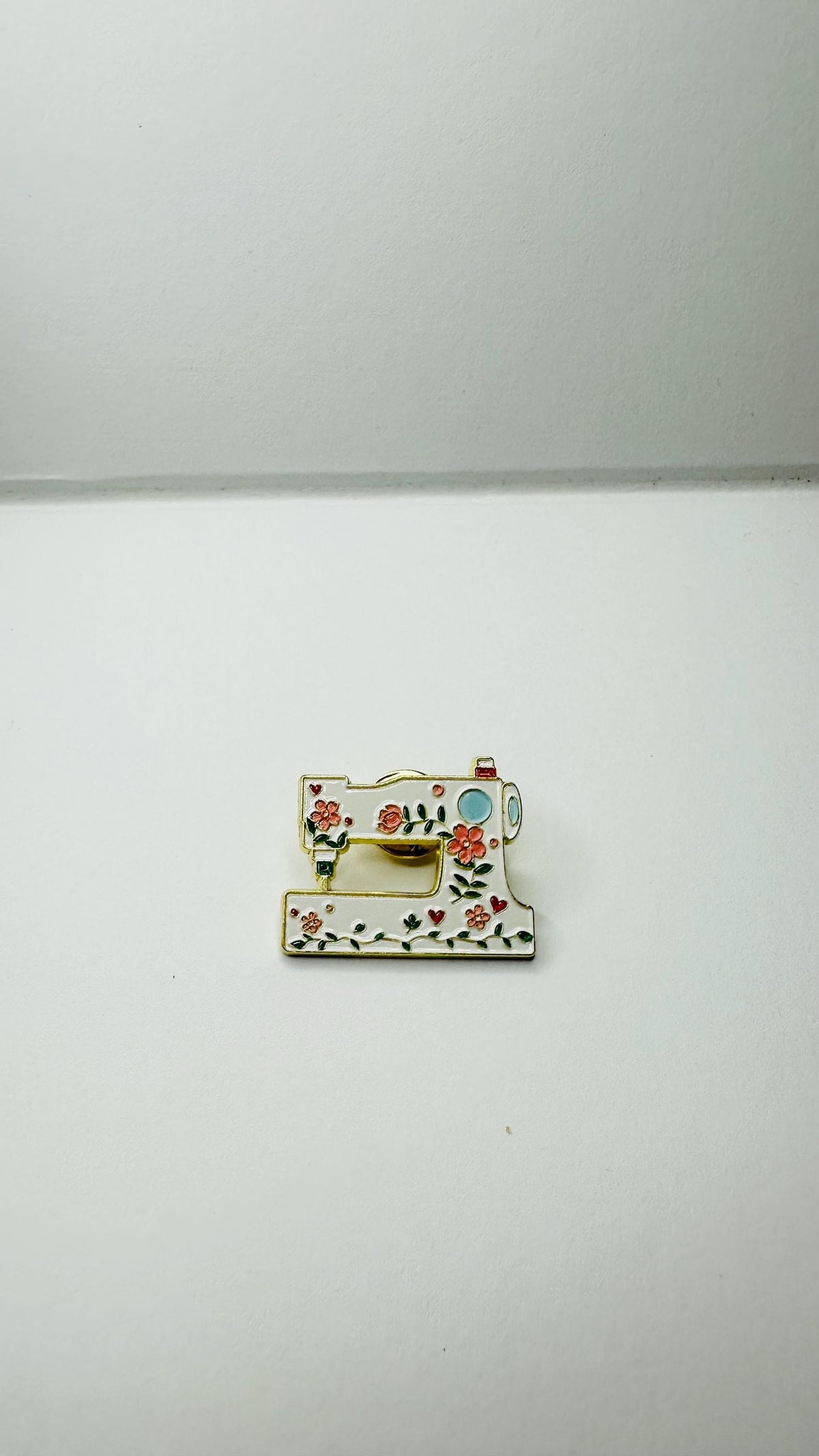 Floral Sewing Machine Enamel Pin Seamstress Gift Tailor Brooch Quilting Lover Badge Sewing Lover Lapel Pin Craft Jewelry