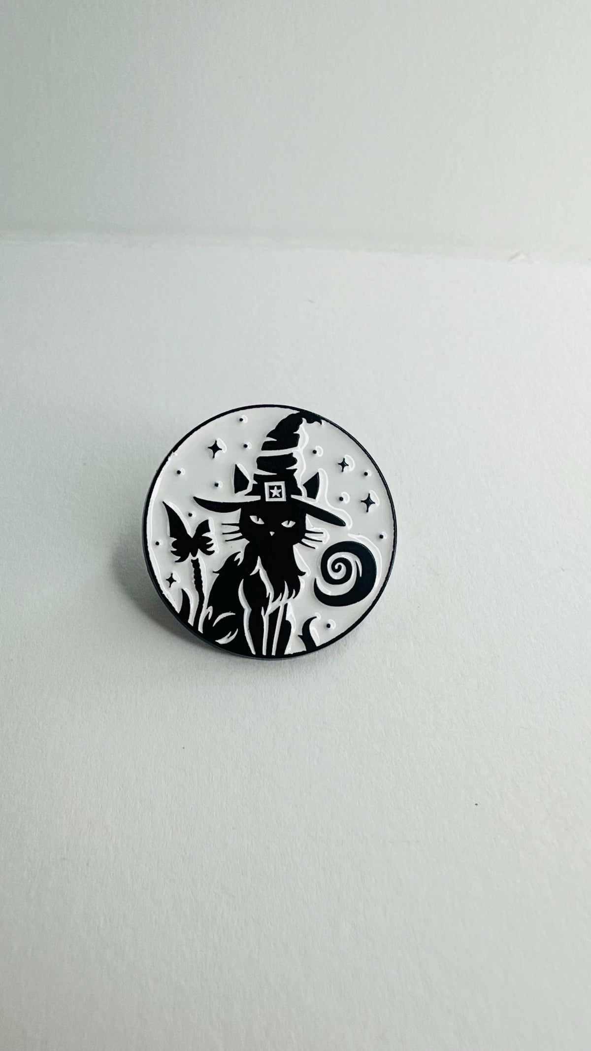 In Witches We Trust Enamel Pin Witch Cat Round Brooch Gothic Magic Badge Black Cat Lapel Pin Witchy Jewelry Gift for Friends