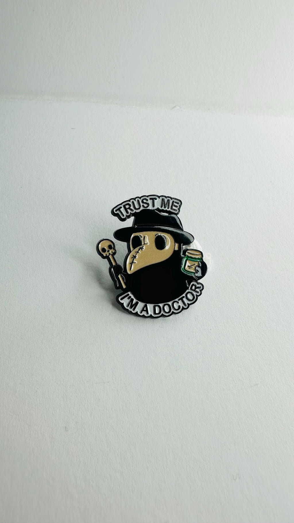 Trust Me I Am a Doctor Enamel Pin Gothic Crow Brooch Funny Medical Quote Lapel Badge Backpack Jewelry Gift for Friends