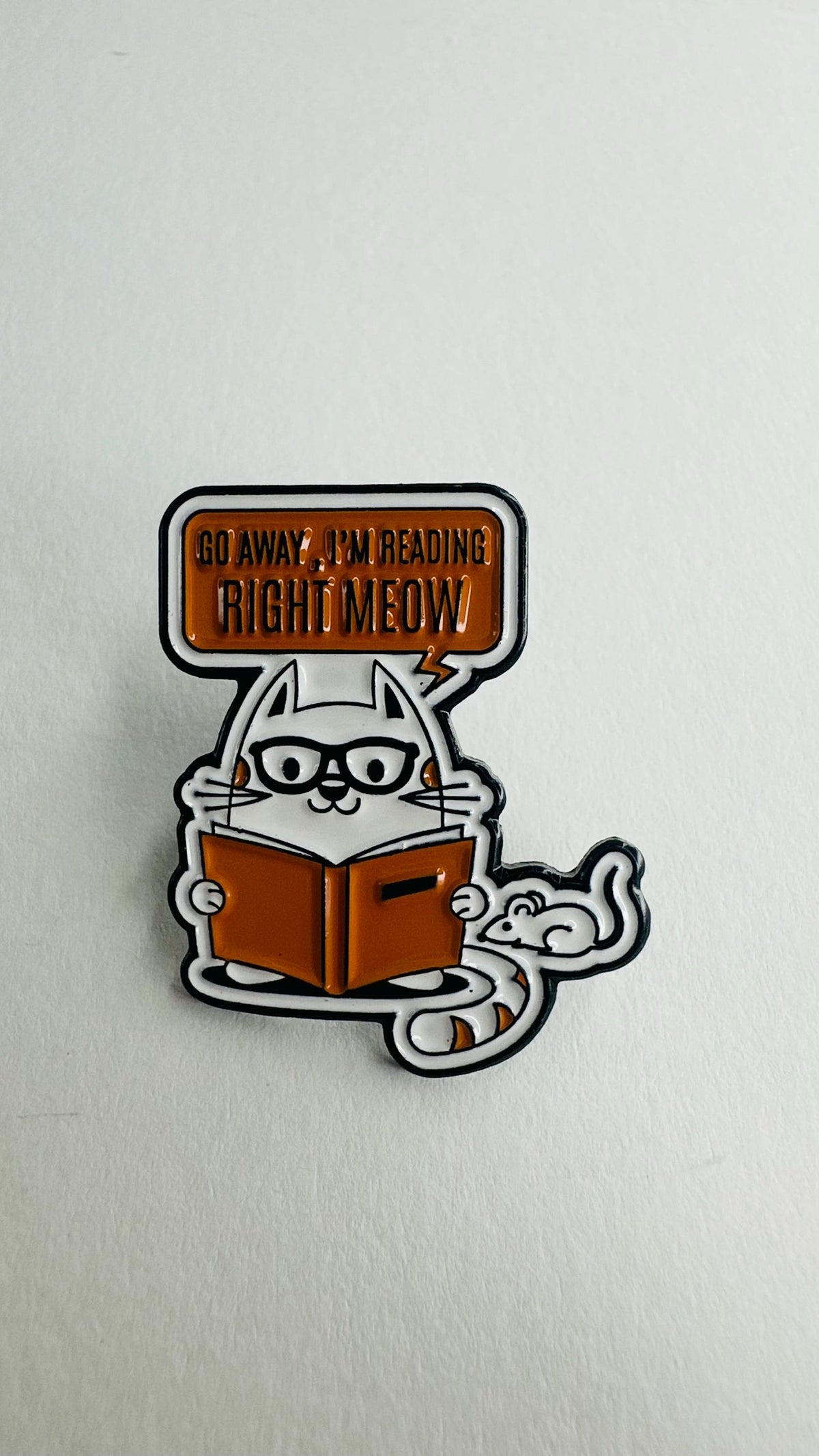 Funny Reading Cat Enamel Pin – “Go Away I’m Reading Right Meow” Glasses Cat & Mouse Brooch – Lapel Badge Gift