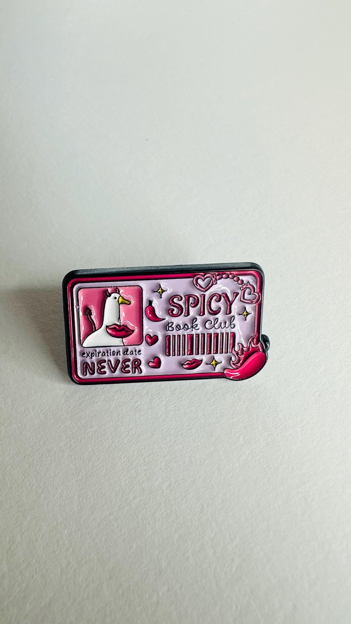 Spicy Book Club Enamel Pin – “I Like My Books Extra Spicy” Reading Humor Brooch – Book Lover Lapel Badge – Booktok Reader Gift