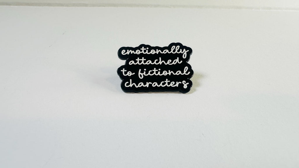 Literary Embrace Enamel Pin – Fictional Characters Book Lover Brooch – Reading Enthusiast Lapel Badge – Bookish Aesthetic Jewelry Gift