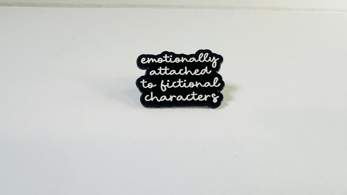 Literary Embrace Enamel Pin – Fictional Characters Book Lover Brooch – Reading Enthusiast Lapel Badge – Bookish Aesthetic Jewelry Gift
