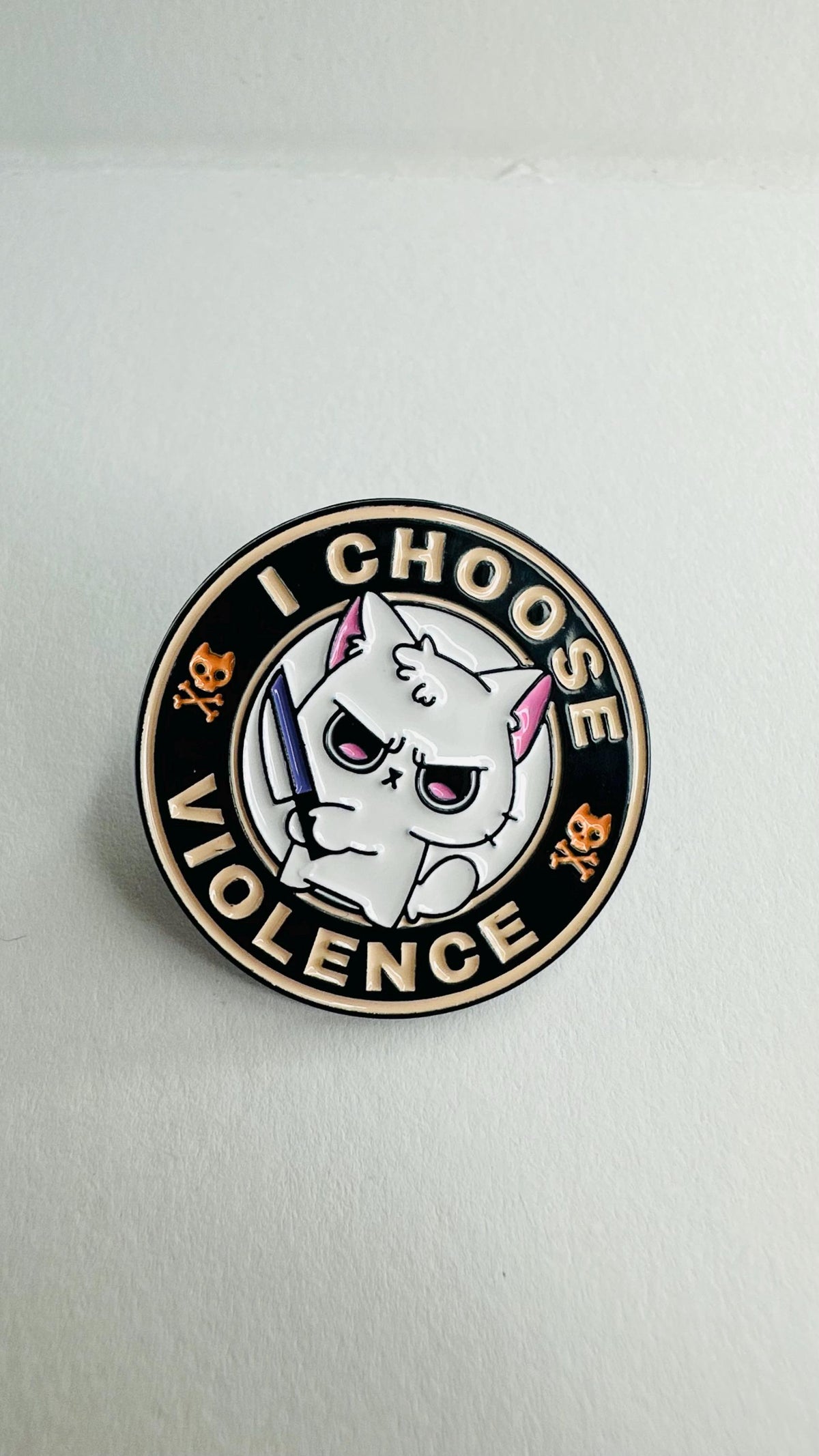 Funny Round Cat Enamel Pin – “Peace Was Never An Option” Meme Badge – Cute White Kitty with Knife Lapel Brooch for Backpack Jacket Gift