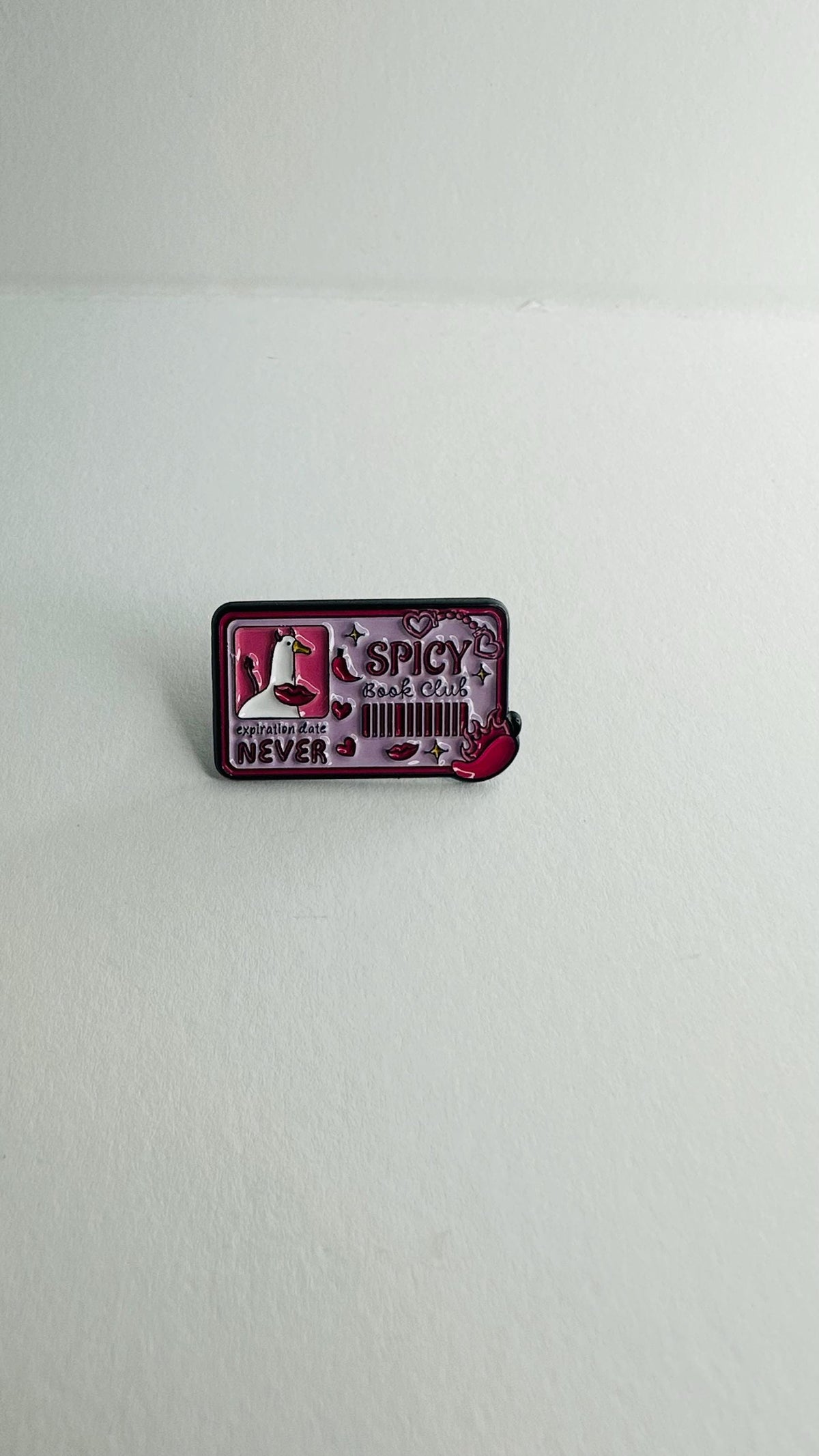 Spicy Book Club Enamel Pin – “I Like My Books Extra Spicy” Reading Humor Brooch – Book Lover Lapel Badge – Booktok Reader Gift