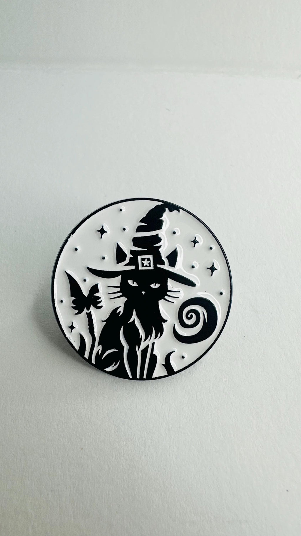 In Witches We Trust Enamel Pin Witch Cat Round Brooch Gothic Magic Badge Black Cat Lapel Pin Witchy Jewelry Gift for Friends
