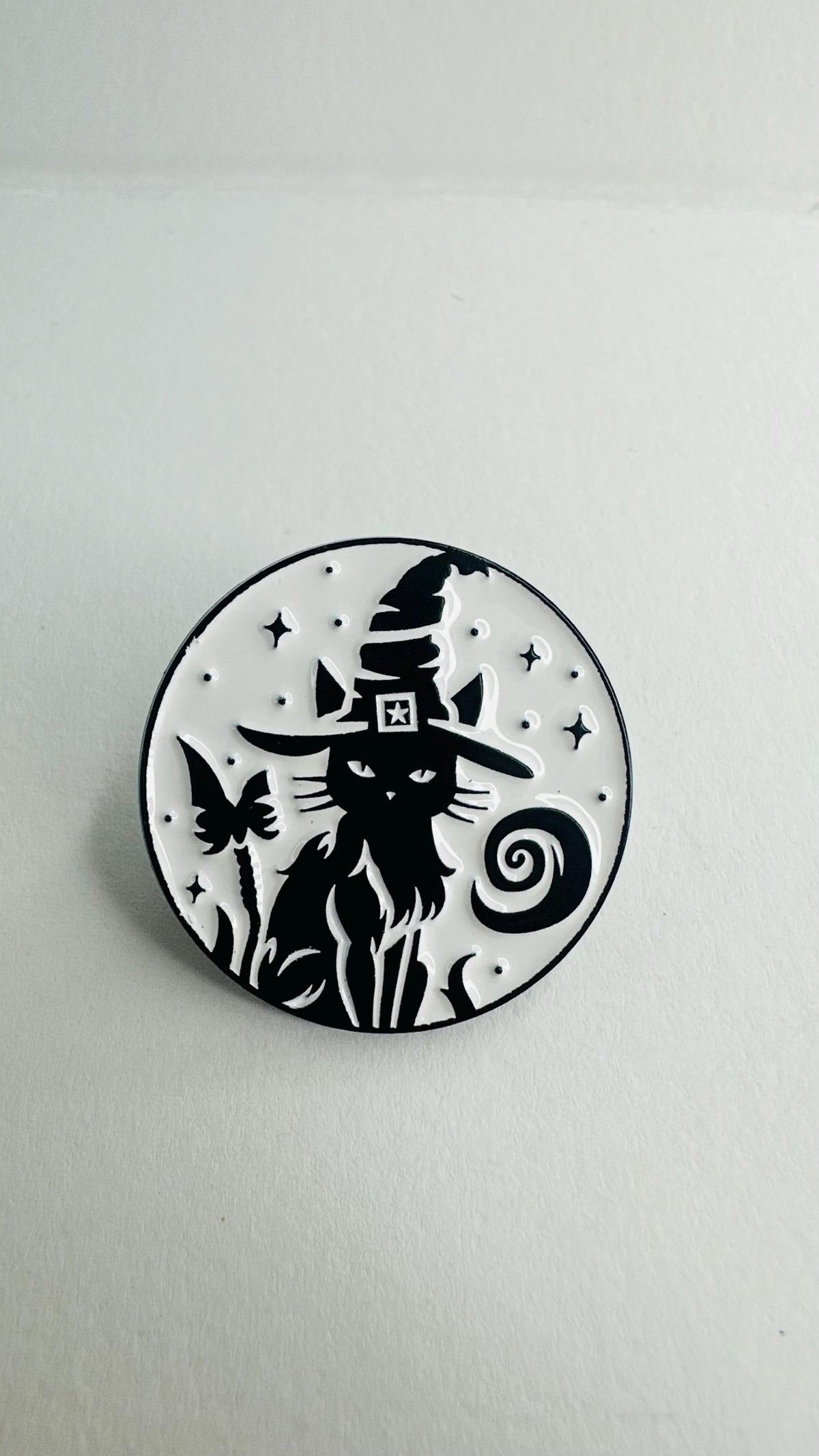 In Witches We Trust Enamel Pin Witch Cat Round Brooch Gothic Magic Badge Black Cat Lapel Pin Witchy Jewelry Gift for Friends