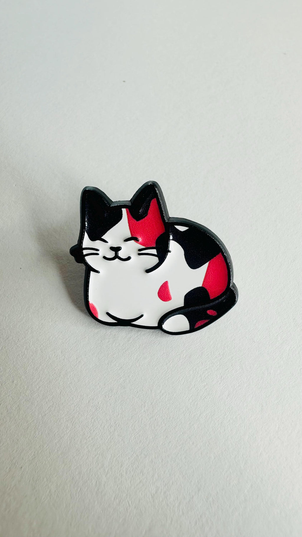 Cute Toast Cat Enamel Pin – Lazy Smiling Cartoon Kitty Brooch – Black & Orange Tabby Lapel Badge – Kawaii Cat Lover Jewelry Gift