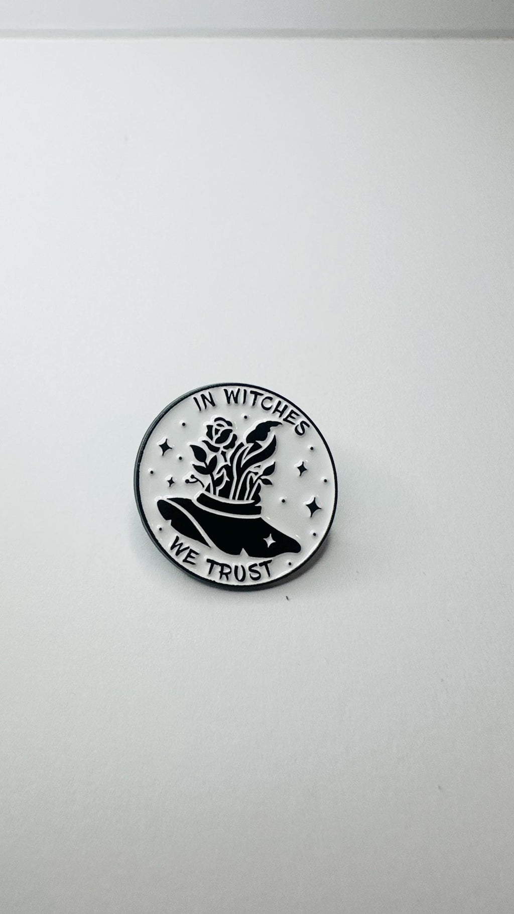 In Witches We Trust Enamel Pin Witch Cat Round Brooch Gothic Magic Badge Black Cat Lapel Pin Witchy Jewelry Gift for Friends