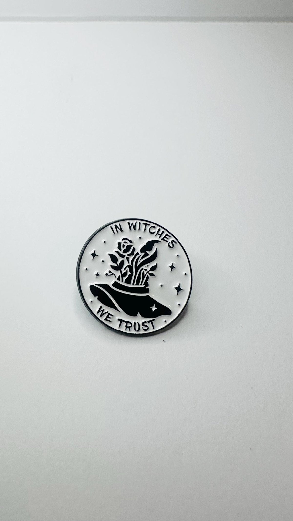 In Witches We Trust Enamel Pin Witch Cat Round Brooch Gothic Magic Badge Black Cat Lapel Pin Witchy Jewelry Gift for Friends