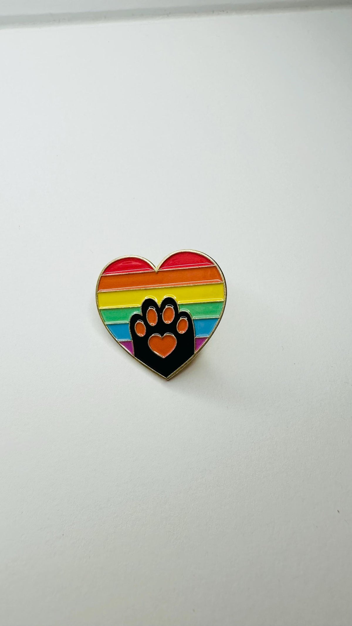Rainbow Heart Cat Paw Enamel Pin – LGBTQ Pride Metal Badge – Cute Animal Lapel Brooch – Gay Pride Gift for Friends Backpack Jacket Decor