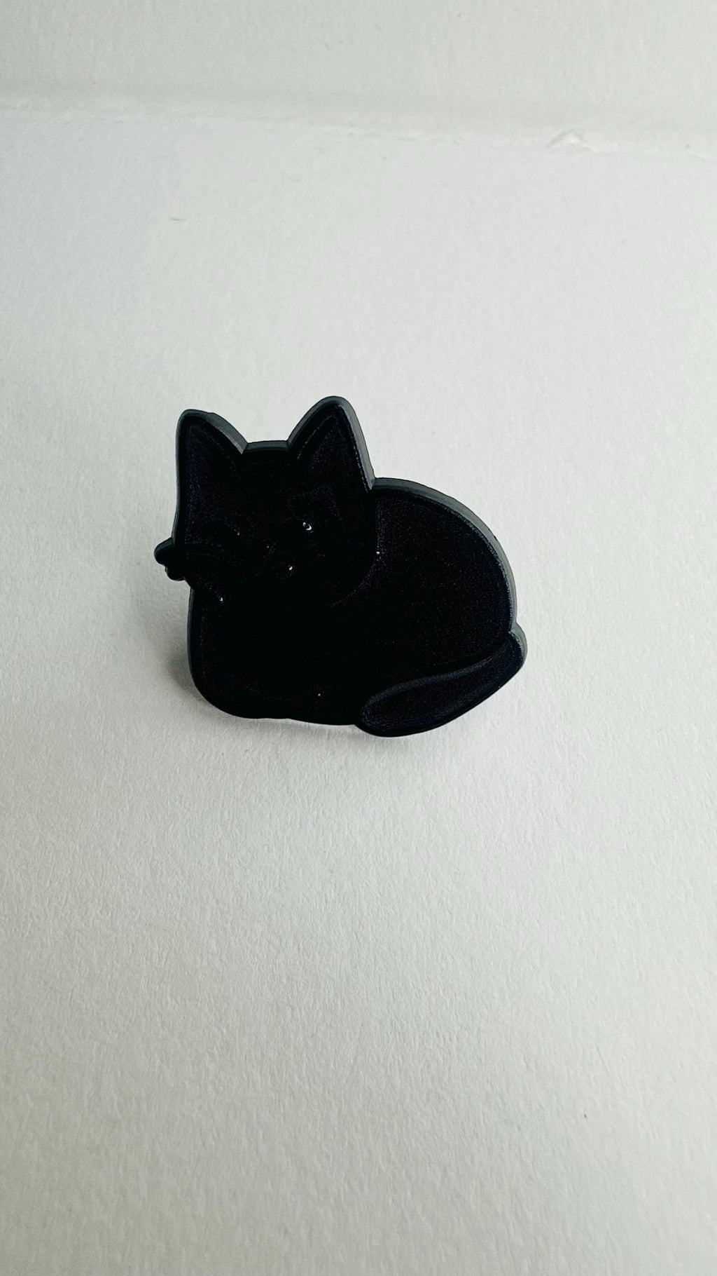 Cute Toast Cat Enamel Pin – Lazy Smiling Cartoon Kitty Brooch – Black & Orange Tabby Lapel Badge – Kawaii Cat Lover Jewelry Gift