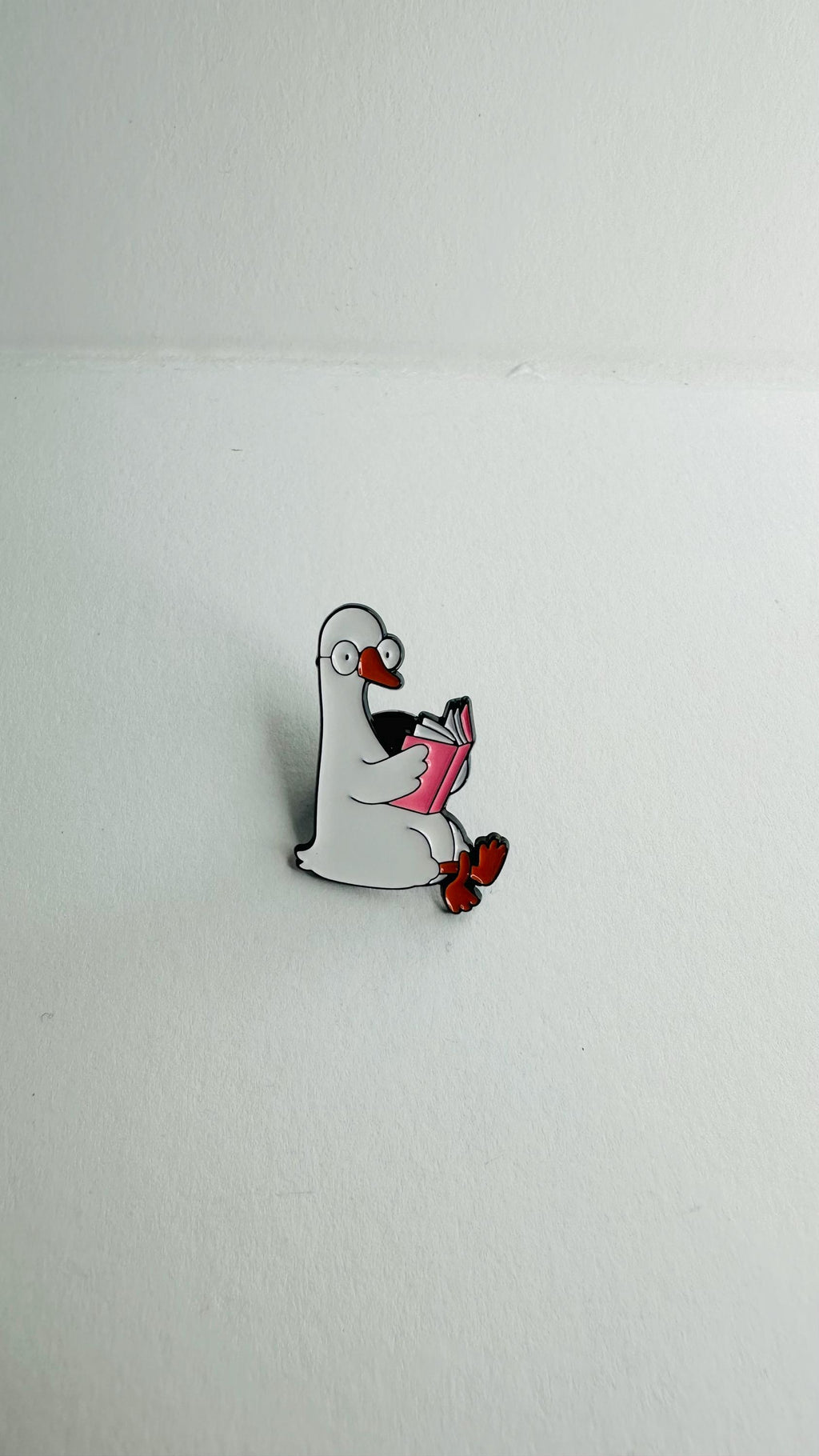 Reading Duck Enamel Pin – Cute Book Lover Duck with Glasses Brooch – Cozy Bookworm Lapel Badge – Reader Backpack & Bookstore Gift
