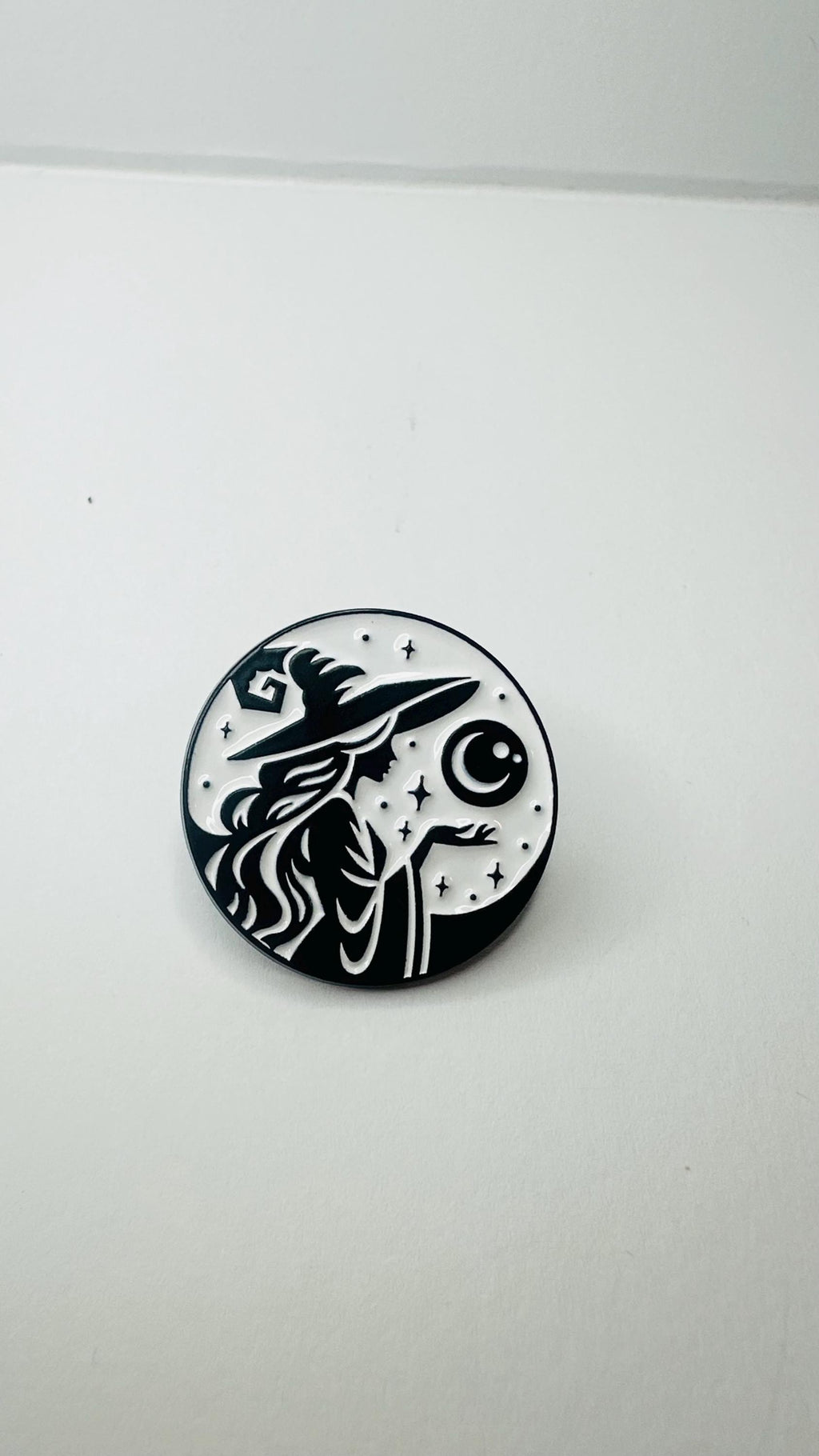 In Witches We Trust Enamel Pin Witch Cat Round Brooch Gothic Magic Badge Black Cat Lapel Pin Witchy Jewelry Gift for Friends