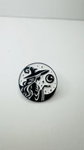 In Witches We Trust Enamel Pin Witch Cat Round Brooch Gothic Magic Badge Black Cat Lapel Pin Witchy Jewelry Gift for Friends