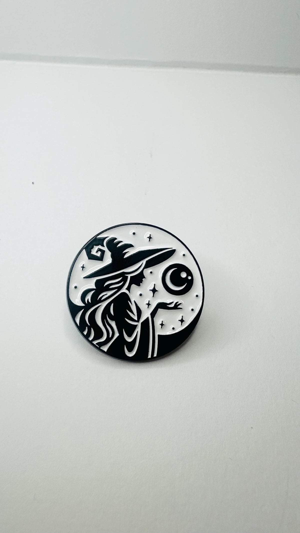 In Witches We Trust Enamel Pin Witch Cat Round Brooch Gothic Magic Badge Black Cat Lapel Pin Witchy Jewelry Gift for Friends