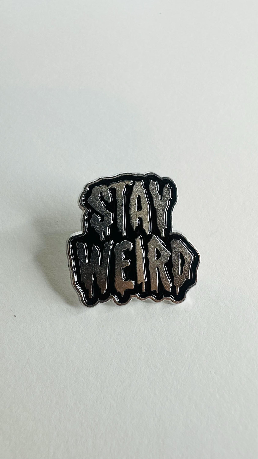 Stay Weird Enamel Pin – Gothic Punk Heart Brooch – Decorative Backpack Lapel Badge Halloween Jewelry Gift
