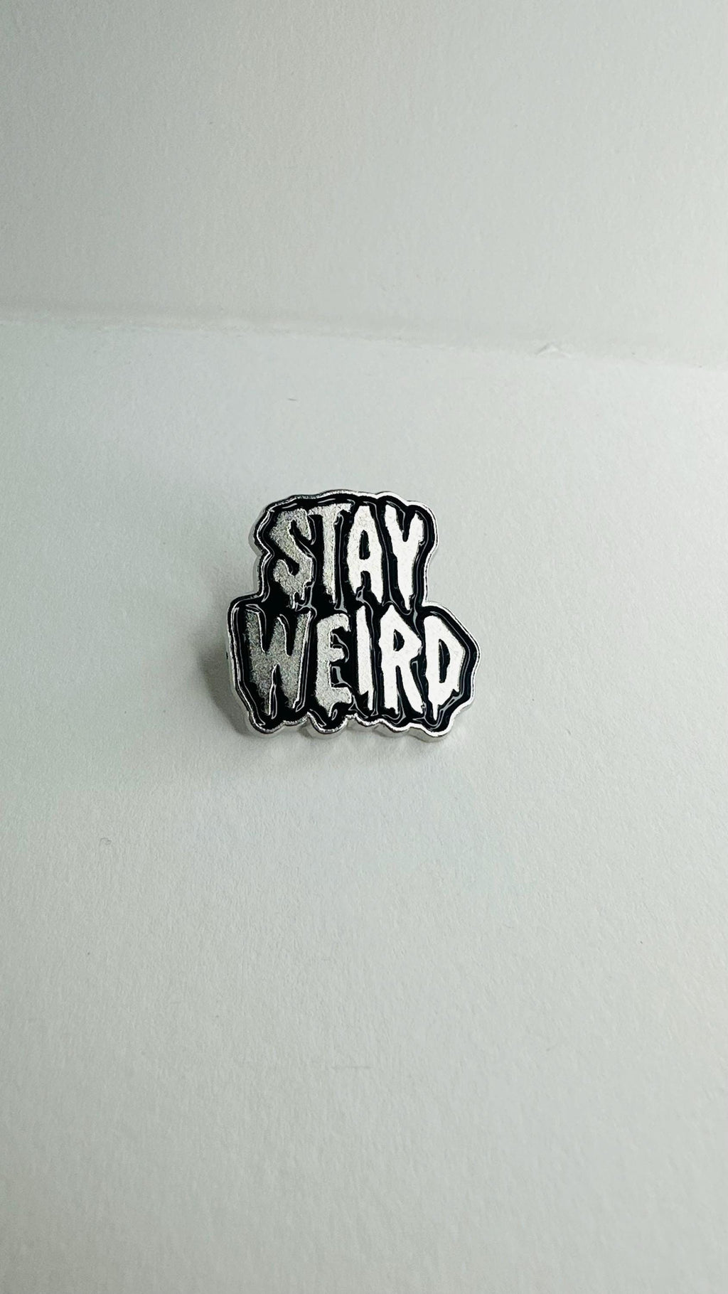 Stay Weird Enamel Pin – Gothic Punk Heart Brooch – Decorative Backpack Lapel Badge Halloween Jewelry Gift