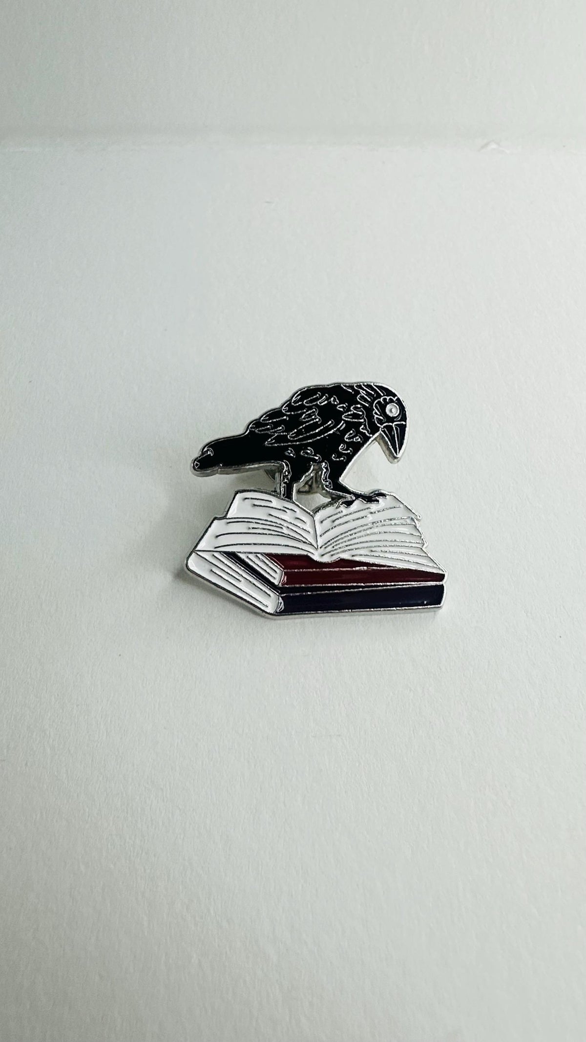 Crow & Book Enamel Pin – Punk Gothic Raven Reader Art Brooch – Lapel Badge Fashion Jewelry for Backpack