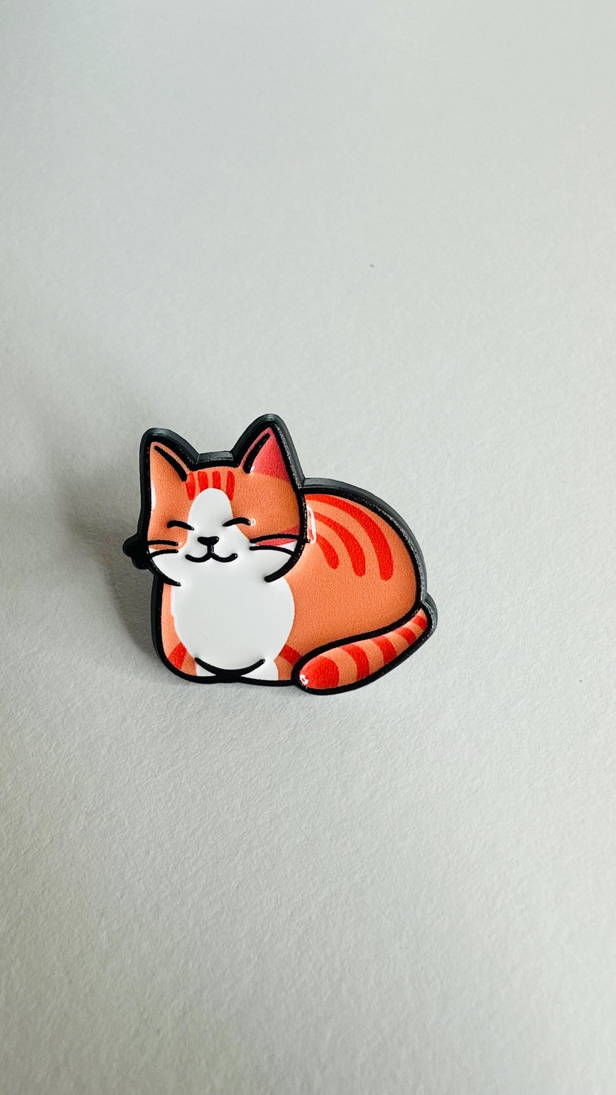 Cute Toast Cat Enamel Pin – Lazy Smiling Cartoon Kitty Brooch – Black & Orange Tabby Lapel Badge – Kawaii Cat Lover Jewelry Gift