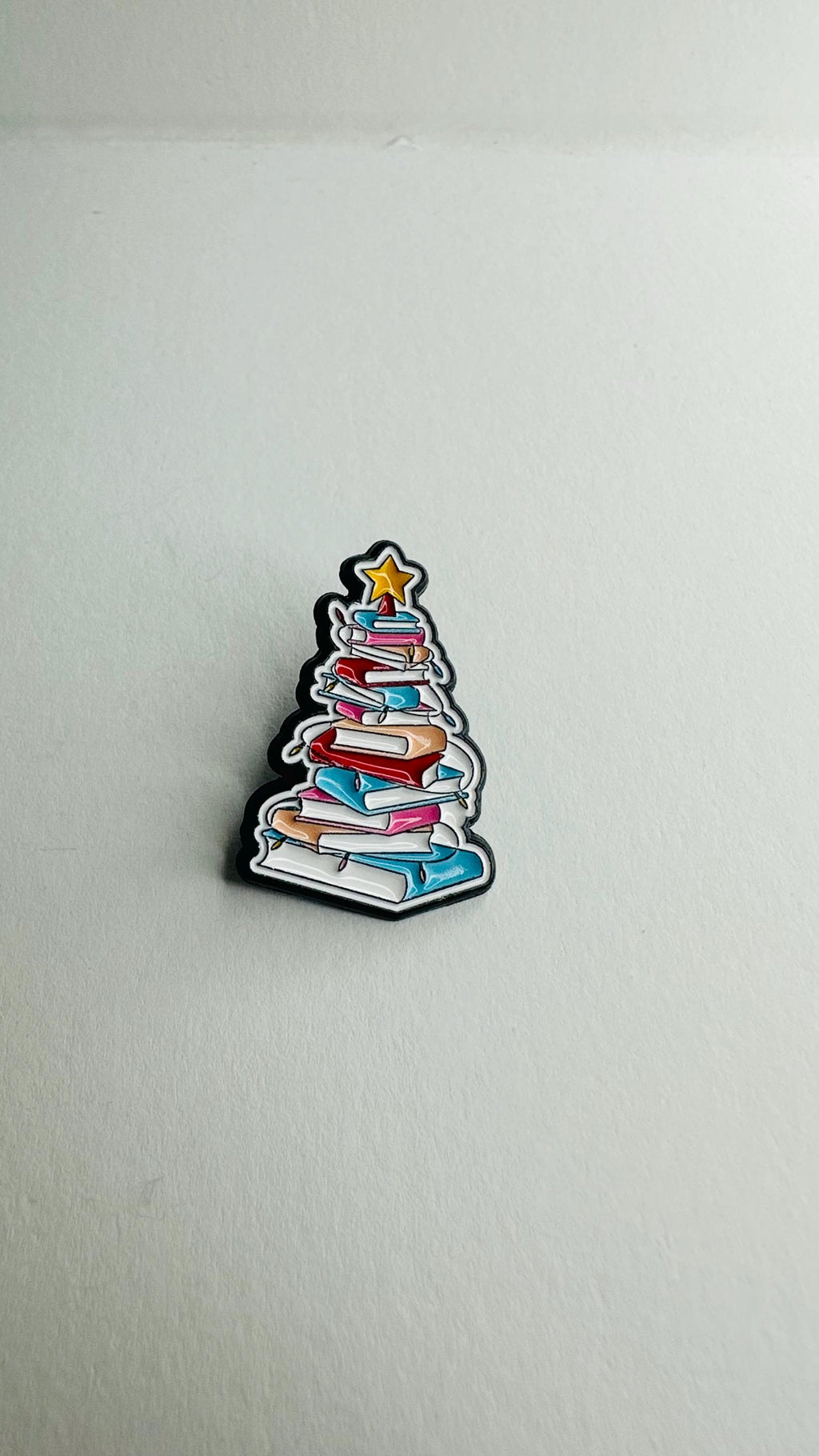 Books Christmas Tree Enamel Pin Festive Book Lover Ornament Brooch Holiday Reading Gift Lapel Badge Jewelry Accessories