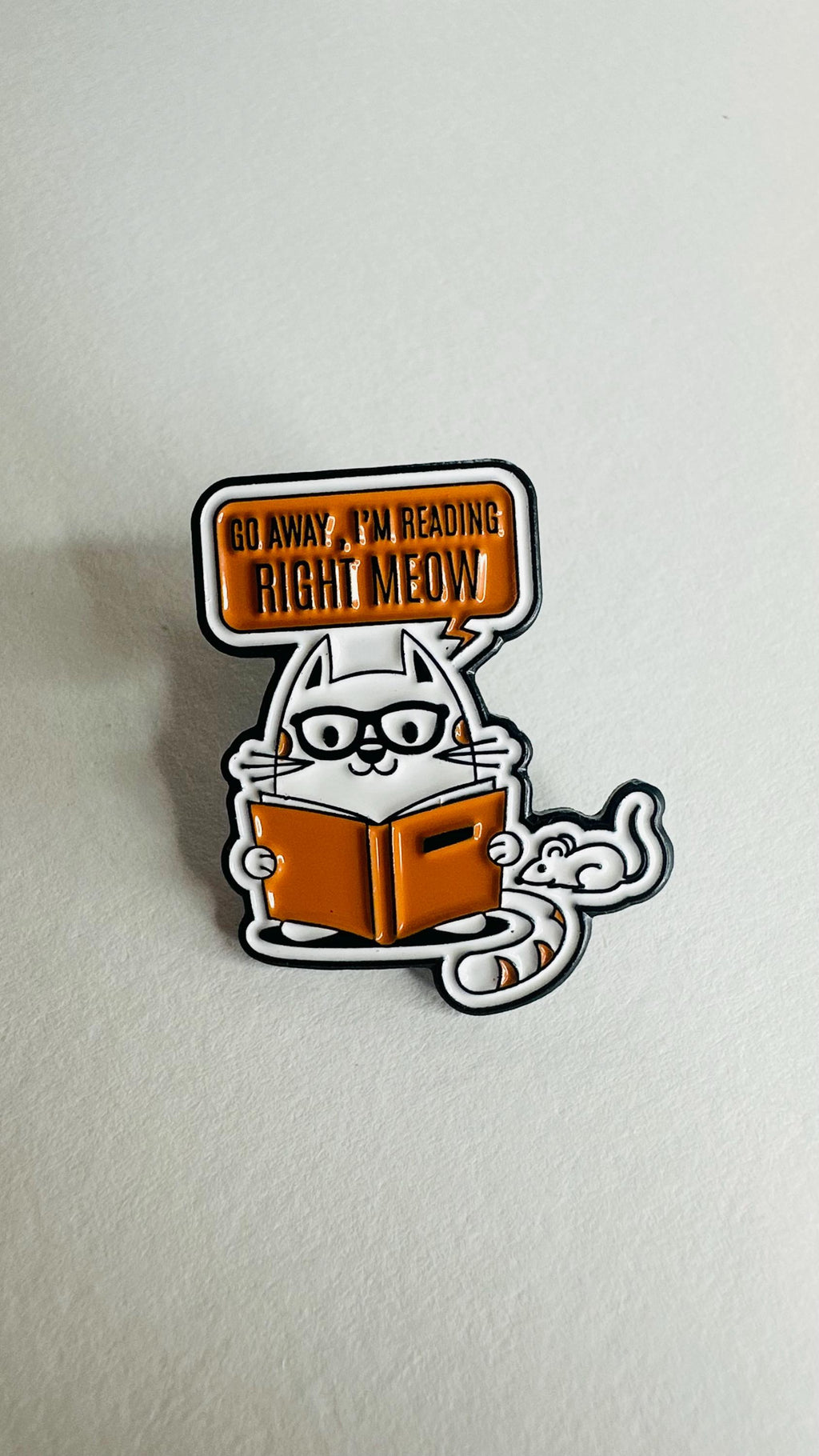 Funny Reading Cat Enamel Pin – “Go Away I’m Reading Right Meow” Glasses Cat & Mouse Brooch – Lapel Badge Gift