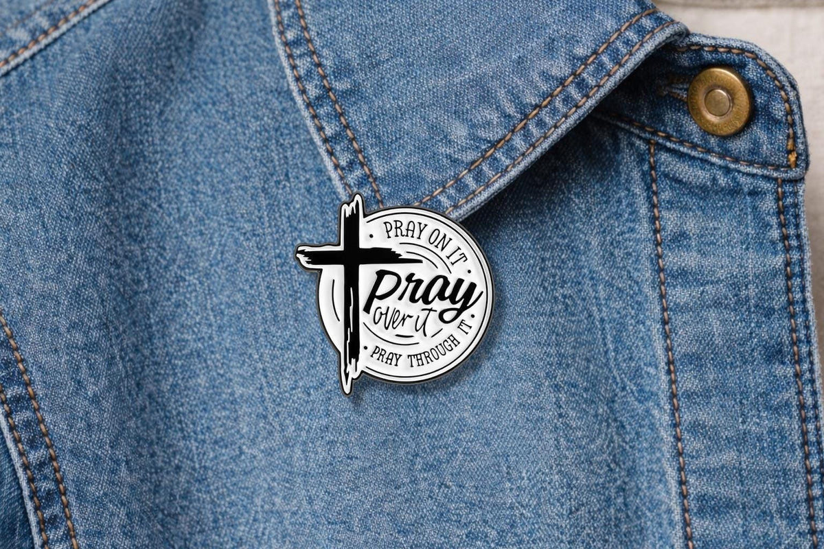 Jesus Cross Enamel Pin – “Do Not Worry God Is With You” Religious Faith Brooch – Christian Inspirational Lapel Badge –Spiritual Gift Jewelry