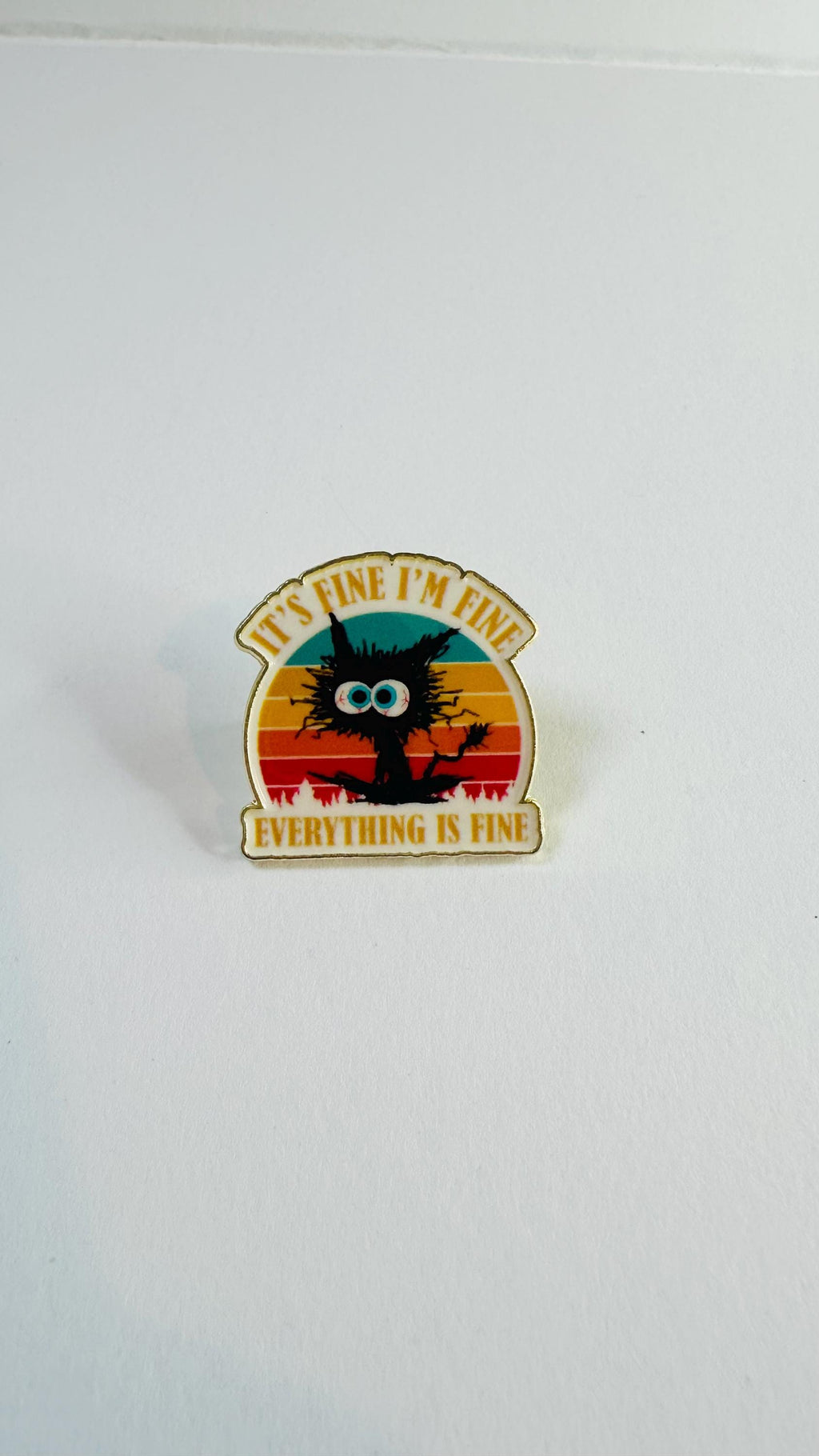 Everything Is Fine Cat Enamel Pin – Funny Sarcastic Quote Brooch – Cute Anxiety Humor Cat Lapel Badge – Relatable Mental Health Jewelry Gift