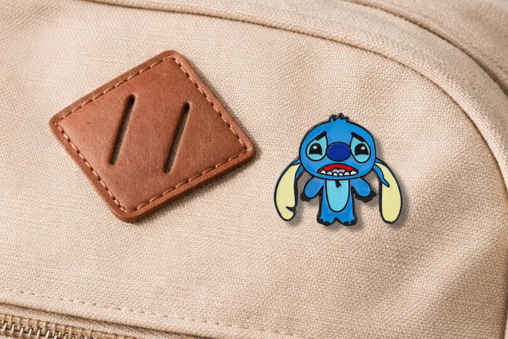 Cute Blue Alien Inspired Enamel Pin – Cartoon Character Oil Drip Metal Brooch – Kawaii Aesthetic Lapel Badge – Fun Gift Jewelry for Fans