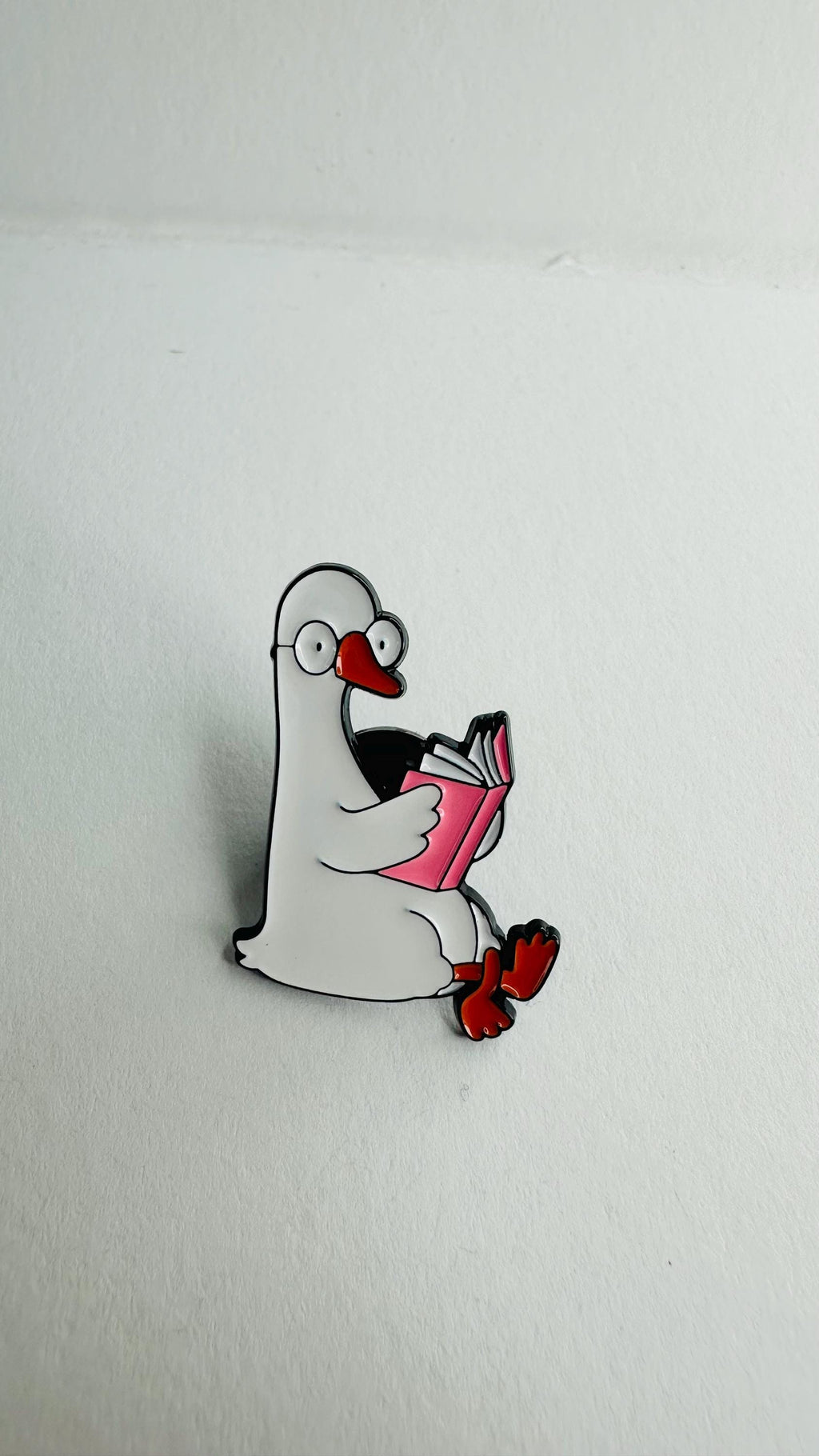 Reading Duck Enamel Pin – Cute Book Lover Duck with Glasses Brooch – Cozy Bookworm Lapel Badge – Reader Backpack & Bookstore Gift