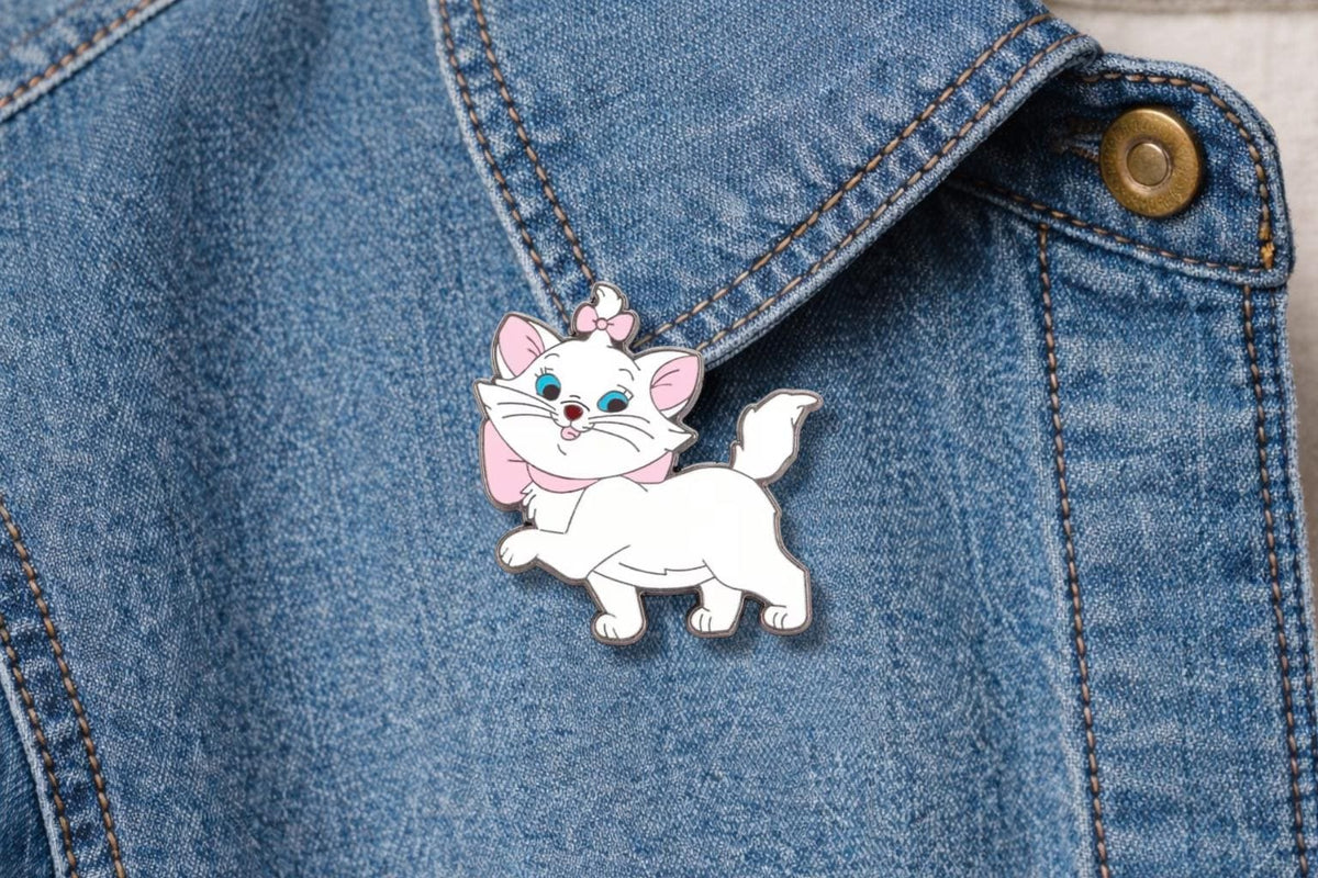 Cartoon Lion King Enamel Pin Daisy Brooch Zinc Alloy Black Nickel Plated Animated Style Badge Jewelry Gift Accessories