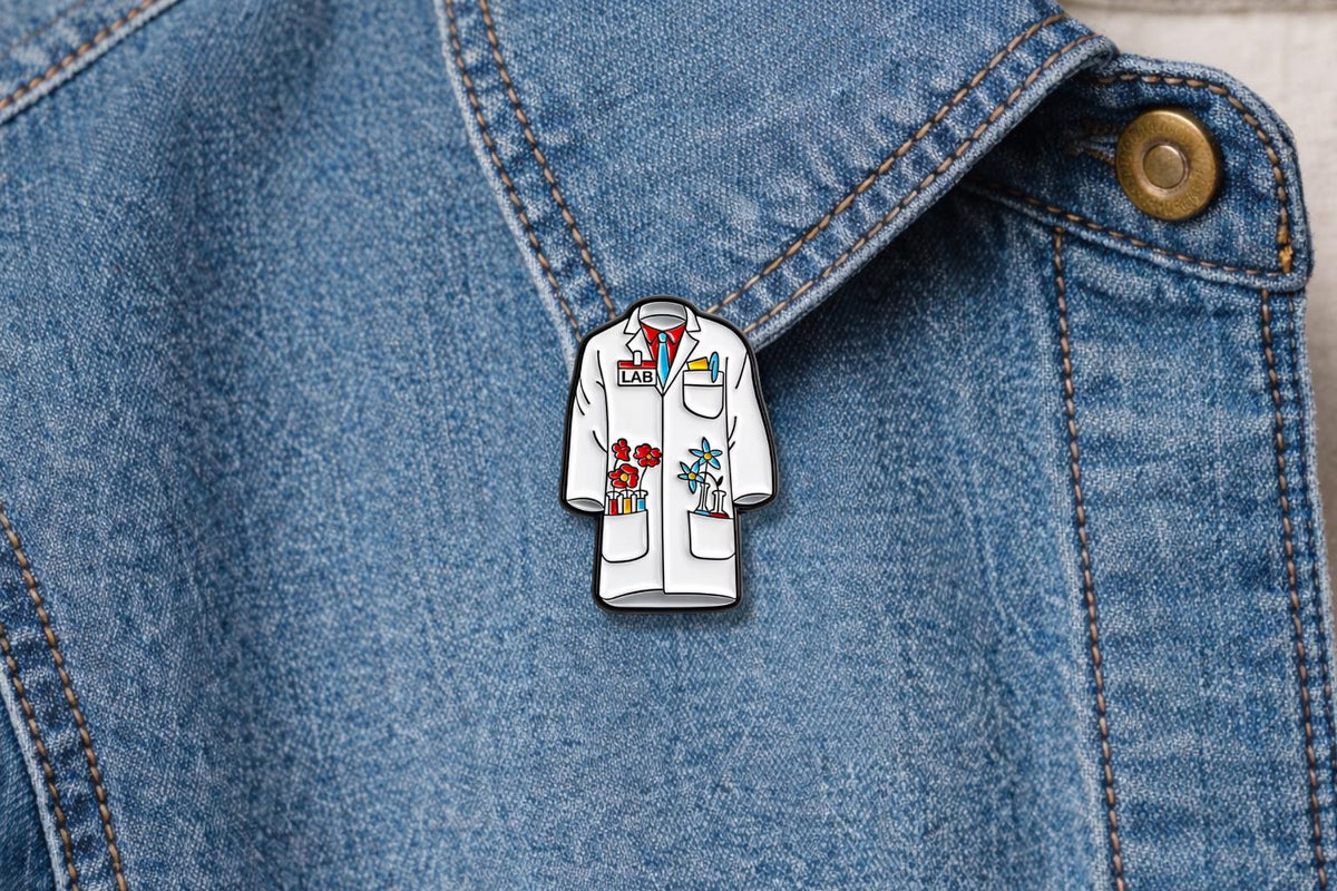 Lab Coat Enamel Pin – Scientific Romance Aesthetic Brooch – Cute Scientist Lapel Badge – Medical Chemistry Gift Jewelry for Students Doctors