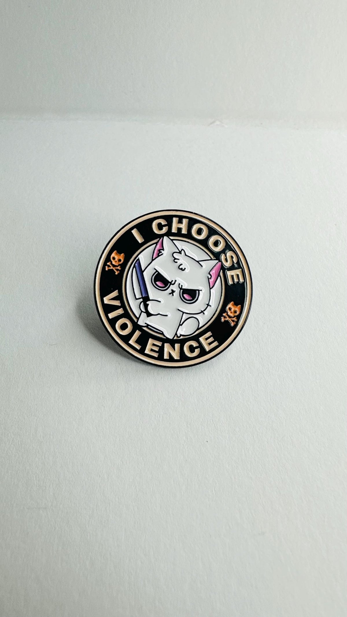 Funny Round Cat Enamel Pin – “Peace Was Never An Option” Meme Badge – Cute White Kitty with Knife Lapel Brooch for Backpack Jacket Gift