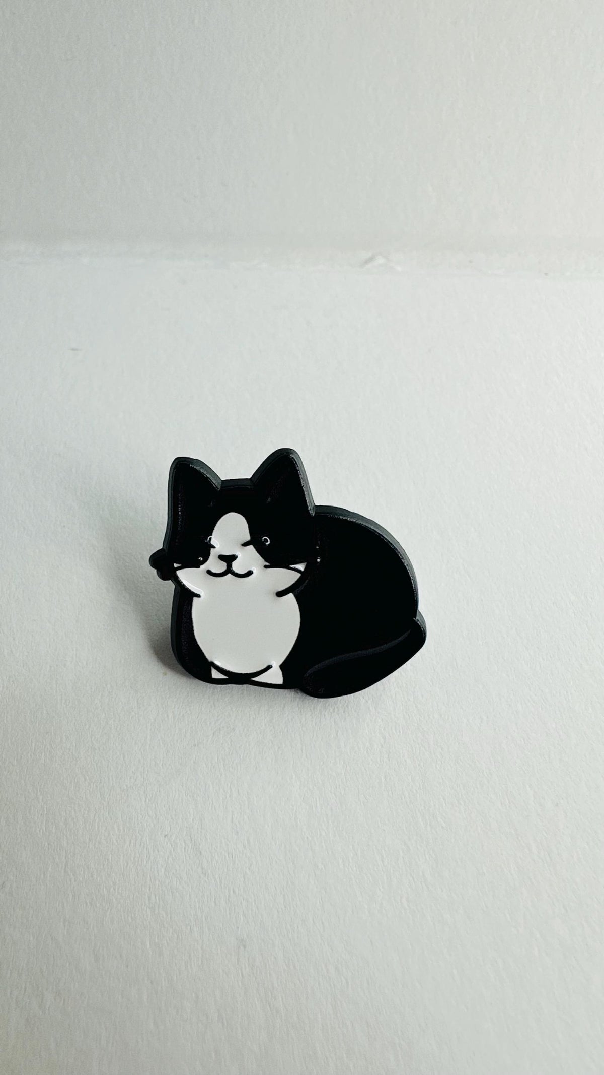 Cute Toast Cat Enamel Pin – Lazy Smiling Cartoon Kitty Brooch – Black & Orange Tabby Lapel Badge – Kawaii Cat Lover Jewelry Gift