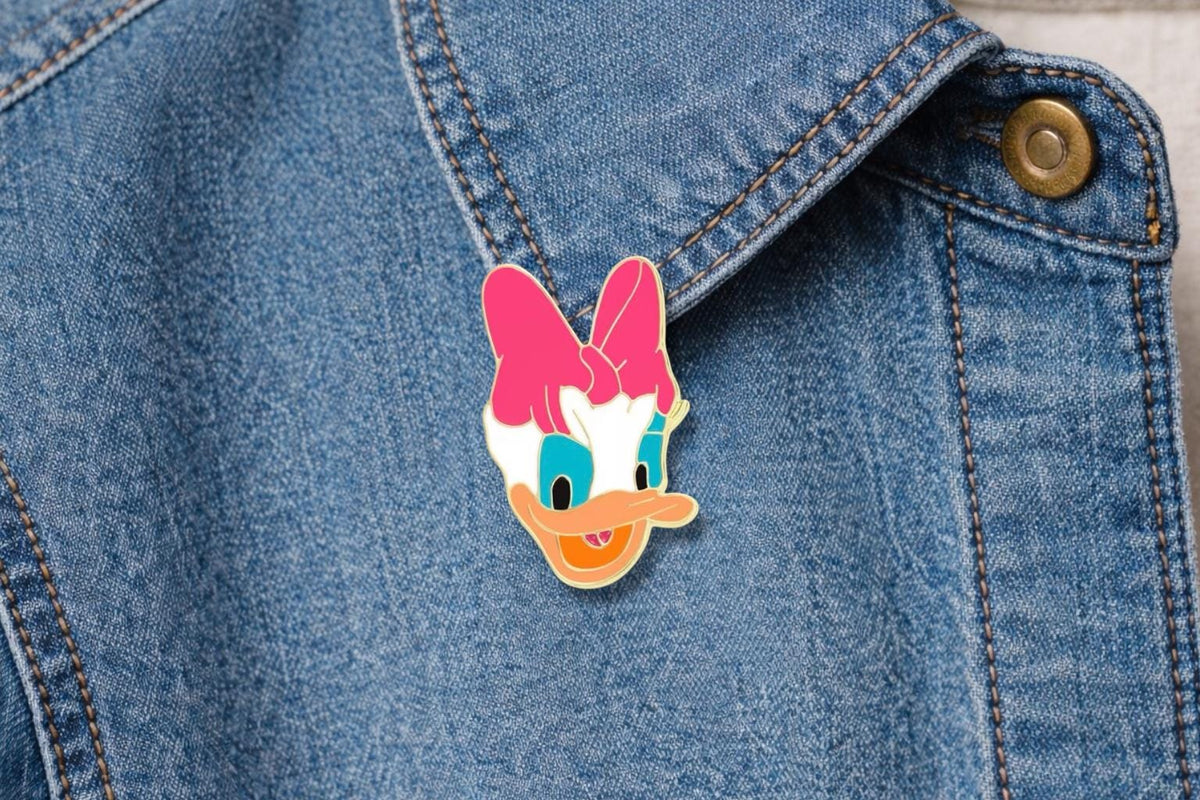 Cartoon Lion King Enamel Pin Daisy Brooch Zinc Alloy Black Nickel Plated Animated Style Badge Jewelry Gift Accessories