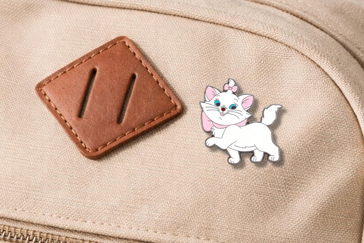 Cartoon Lion King Enamel Pin Daisy Brooch Zinc Alloy Black Nickel Plated Animated Style Badge Jewelry Gift Accessories