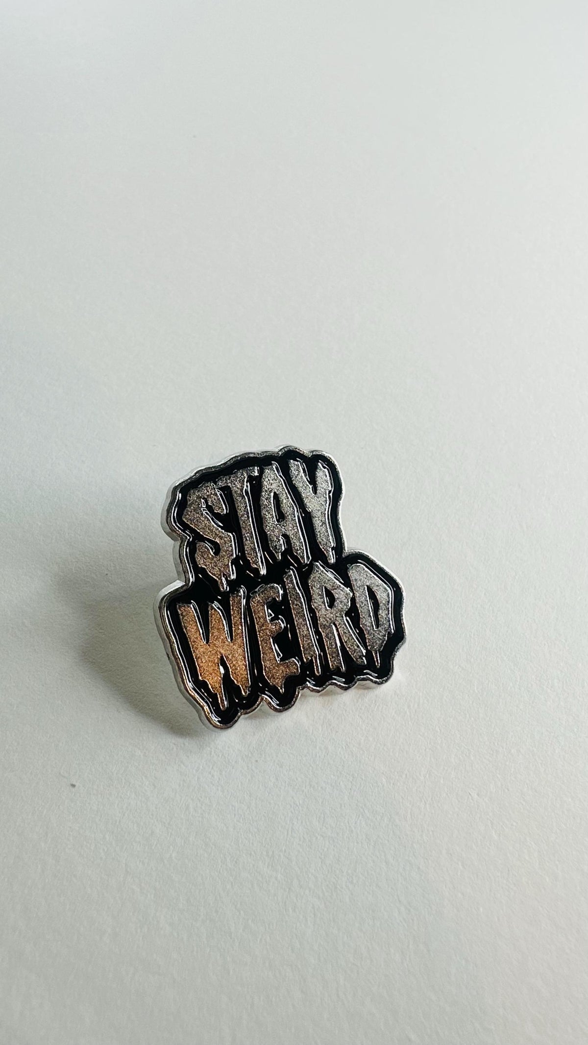 Stay Weird Enamel Pin – Gothic Punk Heart Brooch – Decorative Backpack Lapel Badge Halloween Jewelry Gift