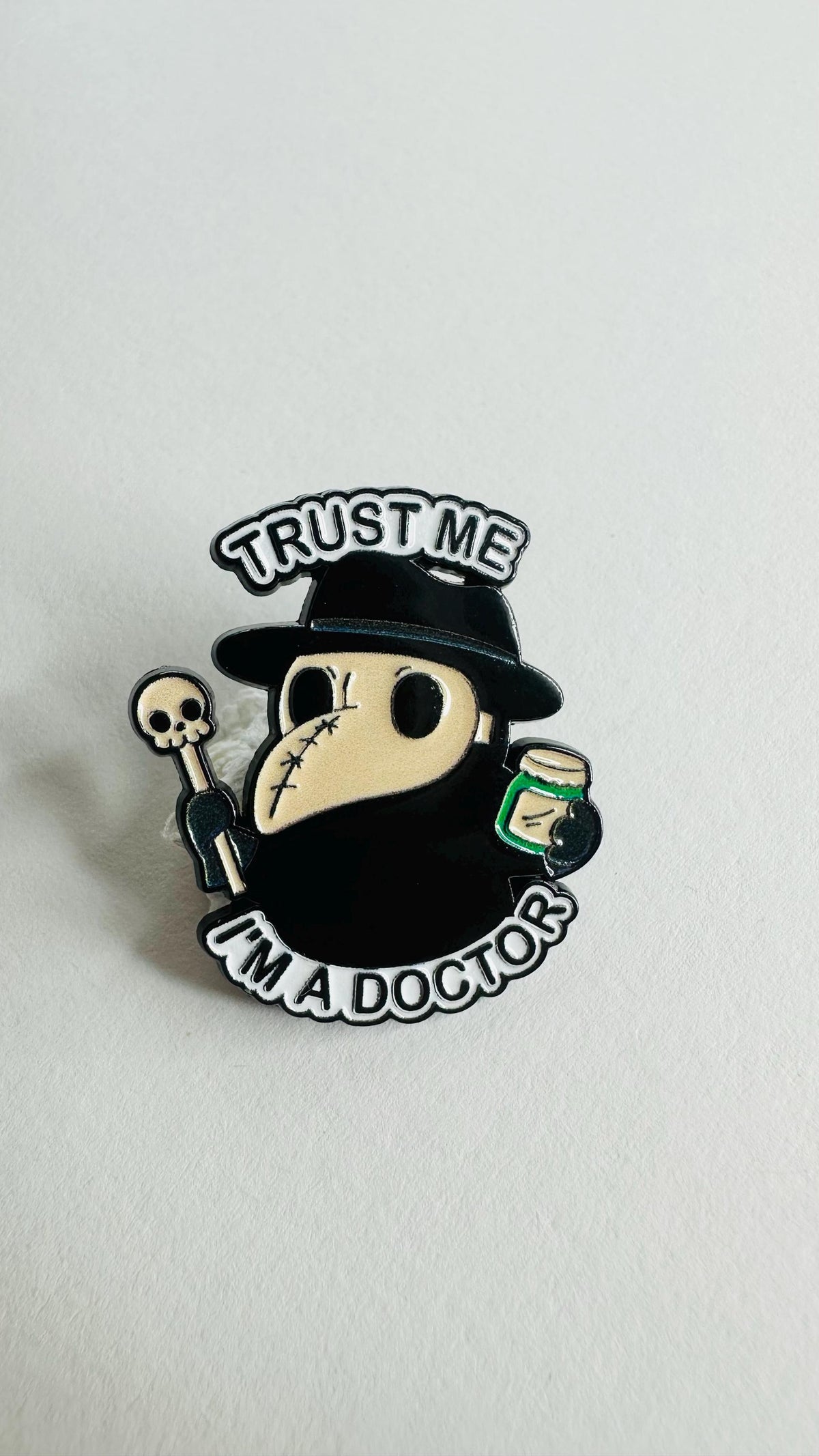 Trust Me I Am a Doctor Enamel Pin Gothic Crow Brooch Funny Medical Quote Lapel Badge Backpack Jewelry Gift for Friends