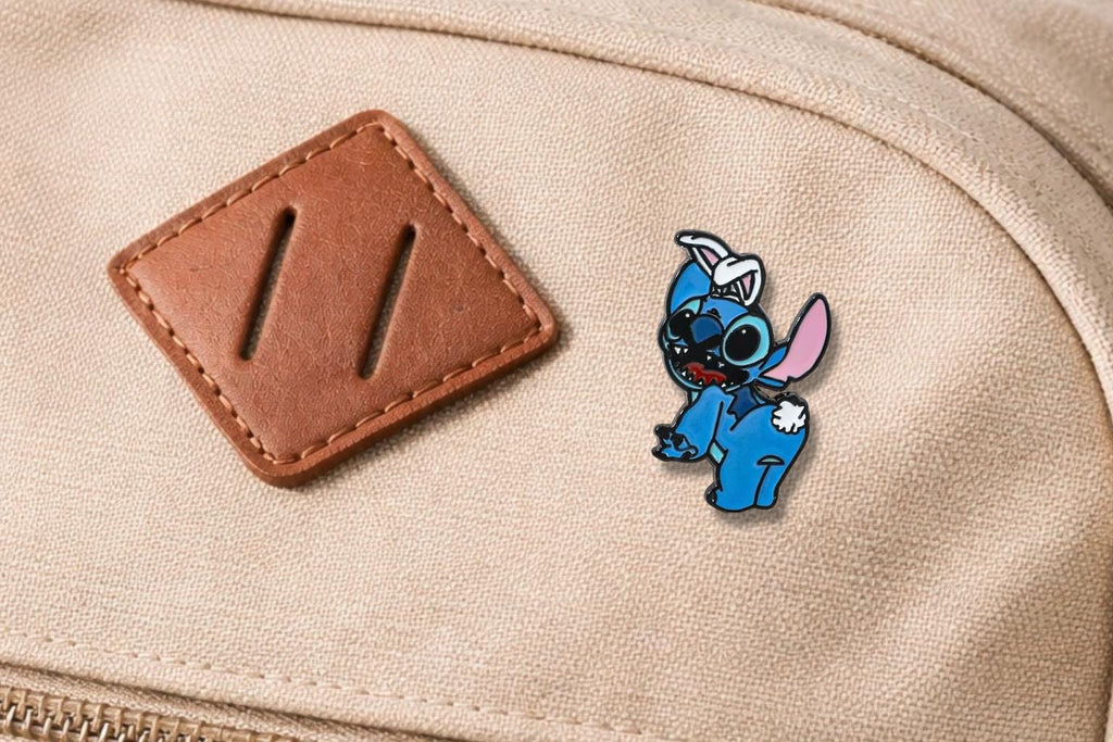 Cute Blue Alien Inspired Enamel Pin – Cartoon Character Oil Drip Metal Brooch – Kawaii Aesthetic Lapel Badge – Fun Gift Jewelry for Fans